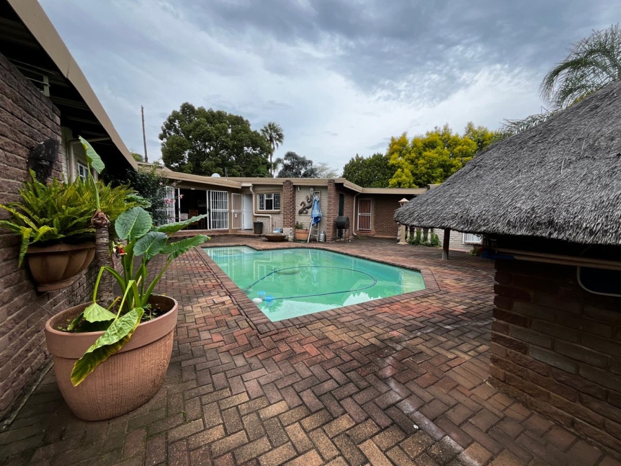 9 Bedroom Property for Sale in Signal Hill KwaZulu-Natal