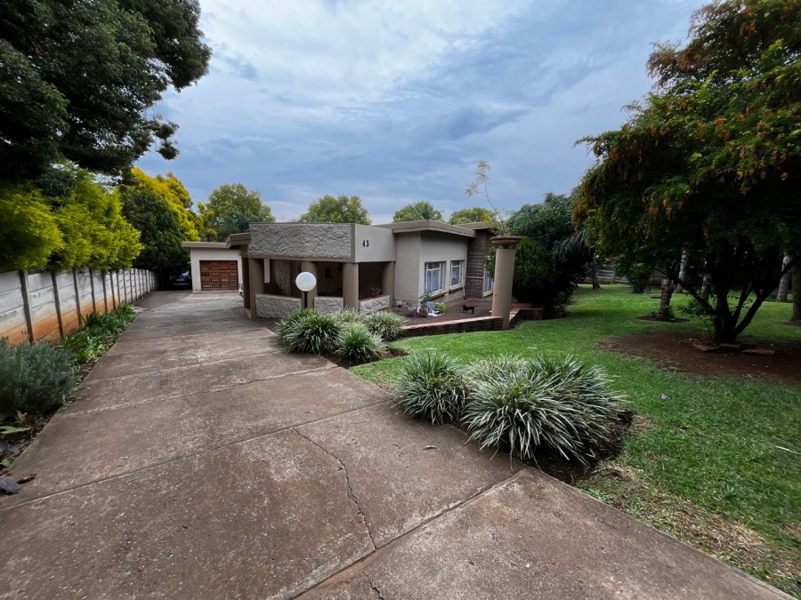 9 Bedroom Property for Sale in Signal Hill KwaZulu-Natal