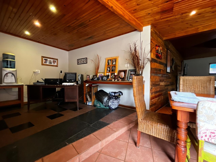 9 Bedroom Property for Sale in Signal Hill KwaZulu-Natal