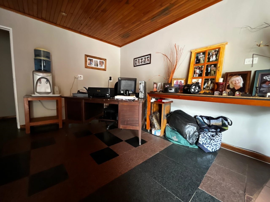 9 Bedroom Property for Sale in Signal Hill KwaZulu-Natal