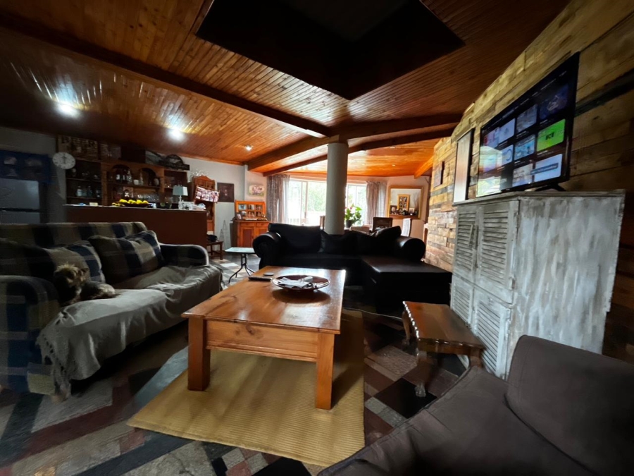 9 Bedroom Property for Sale in Signal Hill KwaZulu-Natal