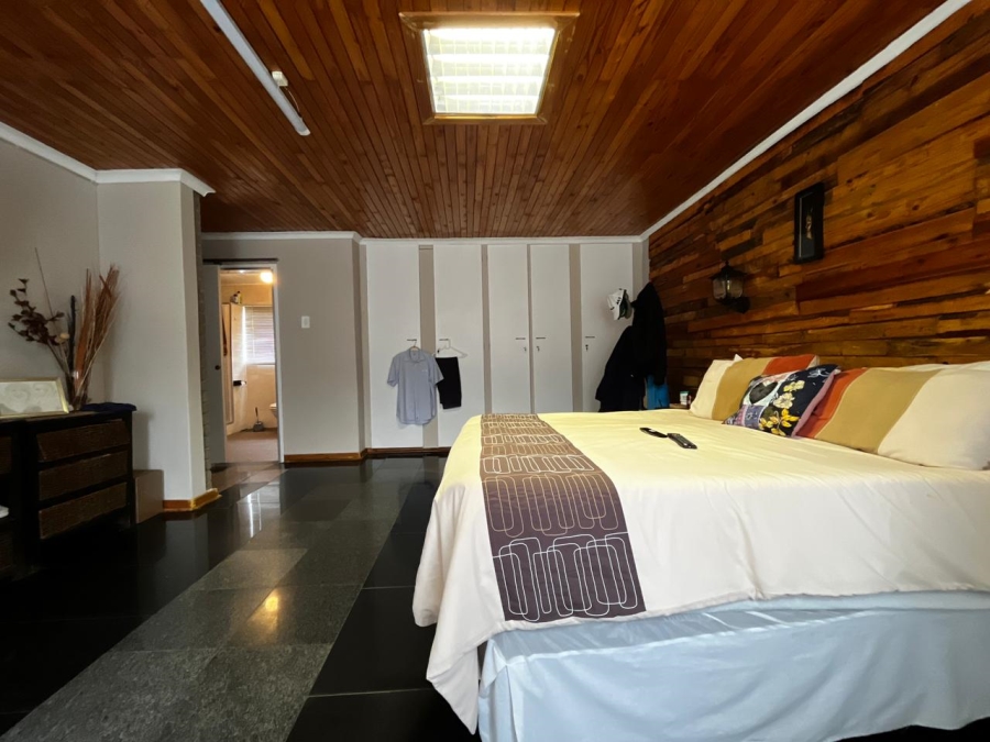 9 Bedroom Property for Sale in Signal Hill KwaZulu-Natal