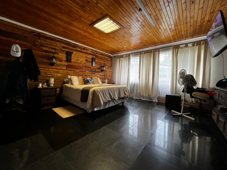 9 Bedroom Property for Sale in Signal Hill KwaZulu-Natal