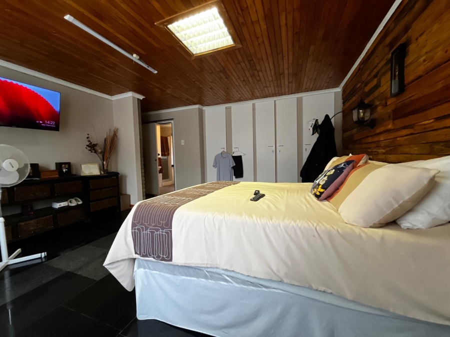 9 Bedroom Property for Sale in Signal Hill KwaZulu-Natal