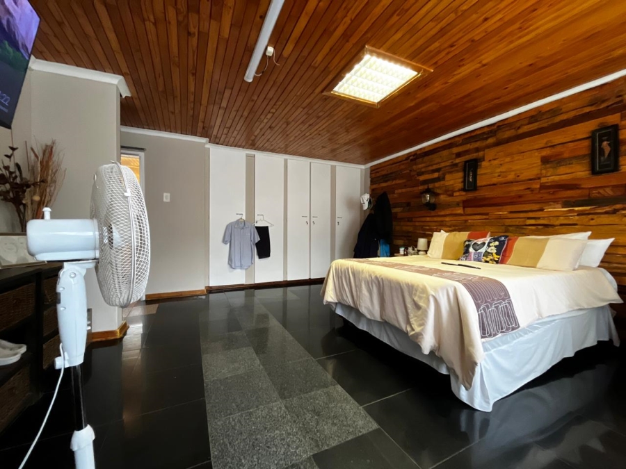 9 Bedroom Property for Sale in Signal Hill KwaZulu-Natal