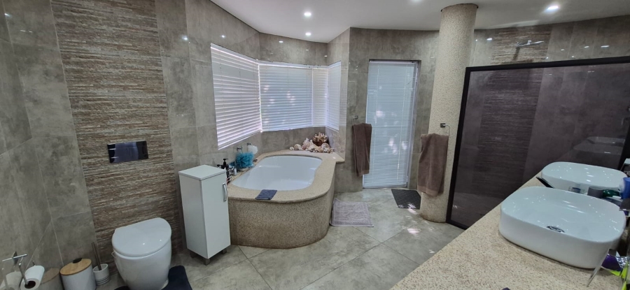6 Bedroom Property for Sale in Pumula KwaZulu-Natal
