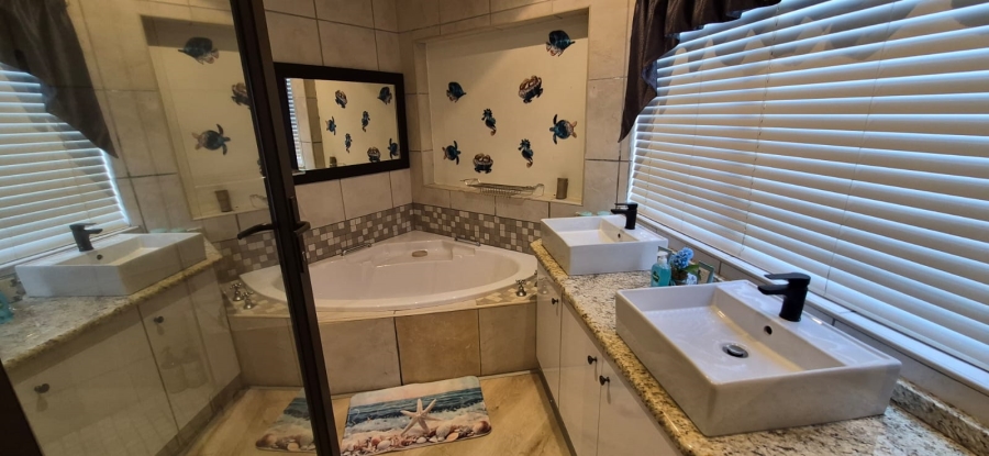 6 Bedroom Property for Sale in Pumula KwaZulu-Natal