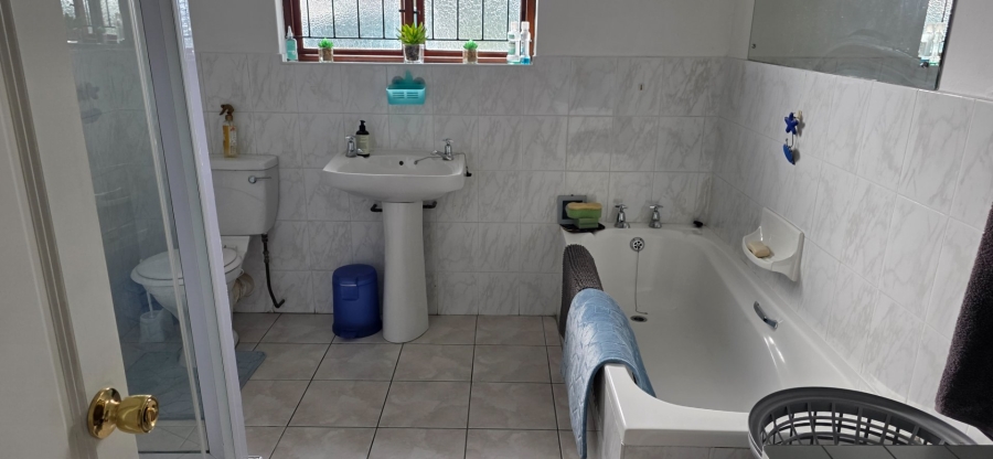 3 Bedroom Property for Sale in Umtentweni KwaZulu-Natal