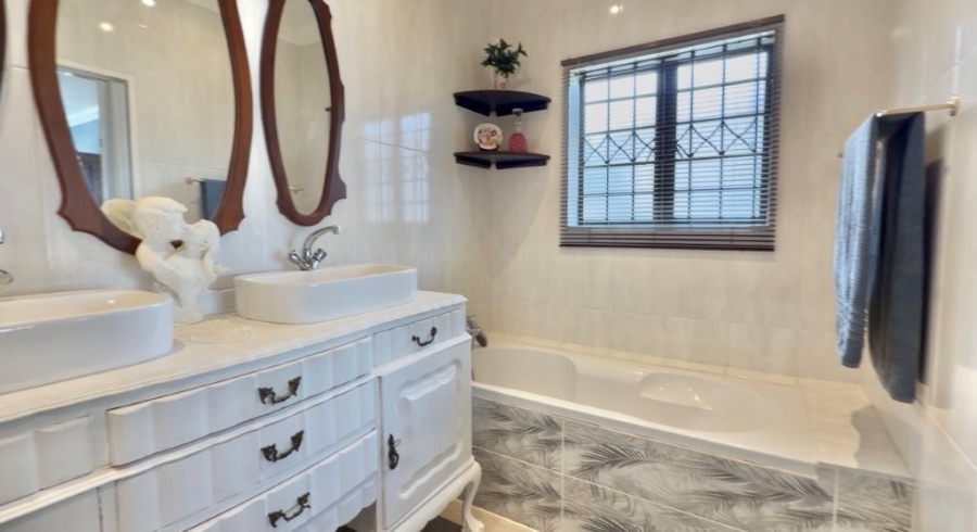 4 Bedroom Property for Sale in Uvongo KwaZulu-Natal