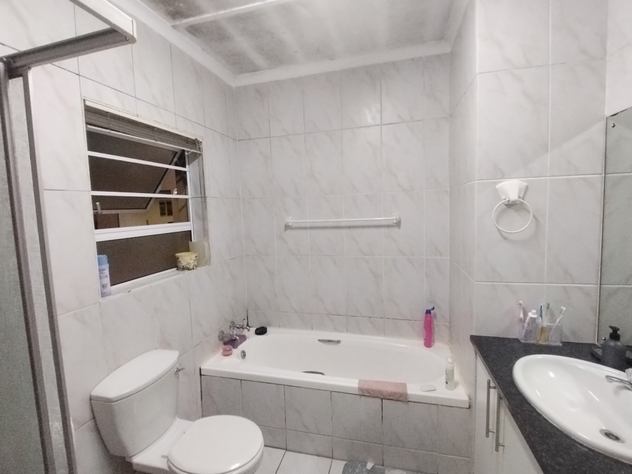 4 Bedroom Property for Sale in Uvongo KwaZulu-Natal
