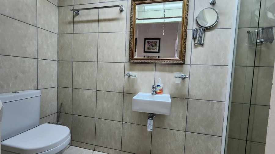 6 Bedroom Property for Sale in Sea Park KwaZulu-Natal