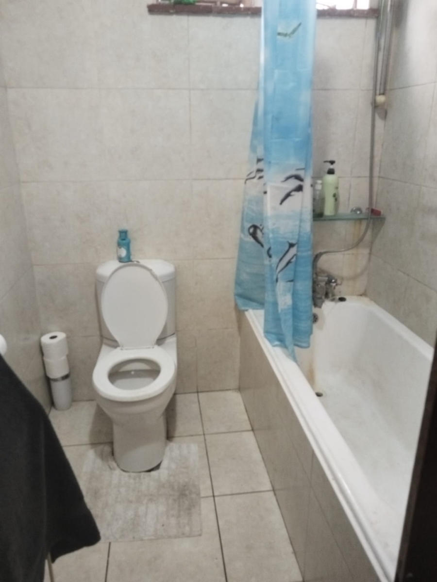 1 Bedroom Property for Sale in Essenwood KwaZulu-Natal