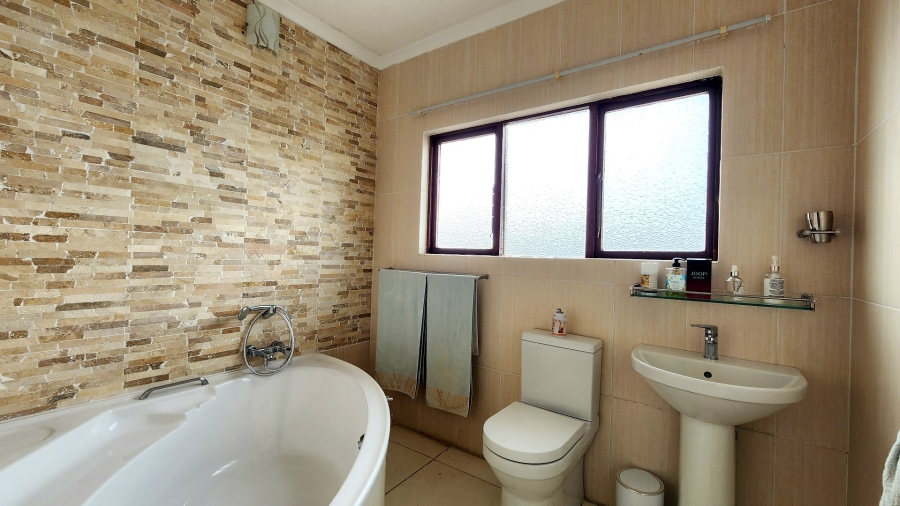 4 Bedroom Property for Sale in Uvongo KwaZulu-Natal