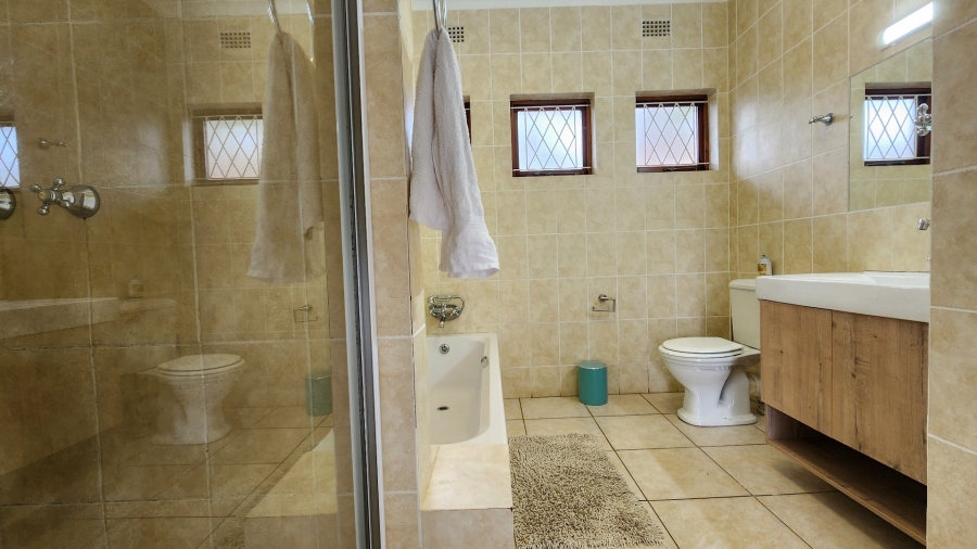 4 Bedroom Property for Sale in Uvongo KwaZulu-Natal