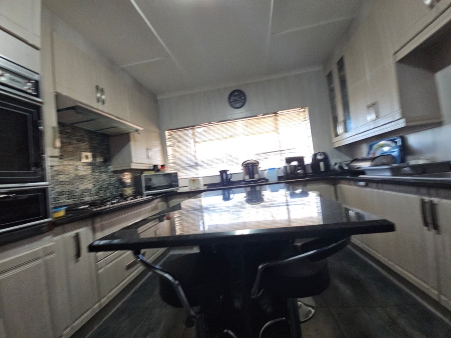 4 Bedroom Property for Sale in Lennoxton KwaZulu-Natal