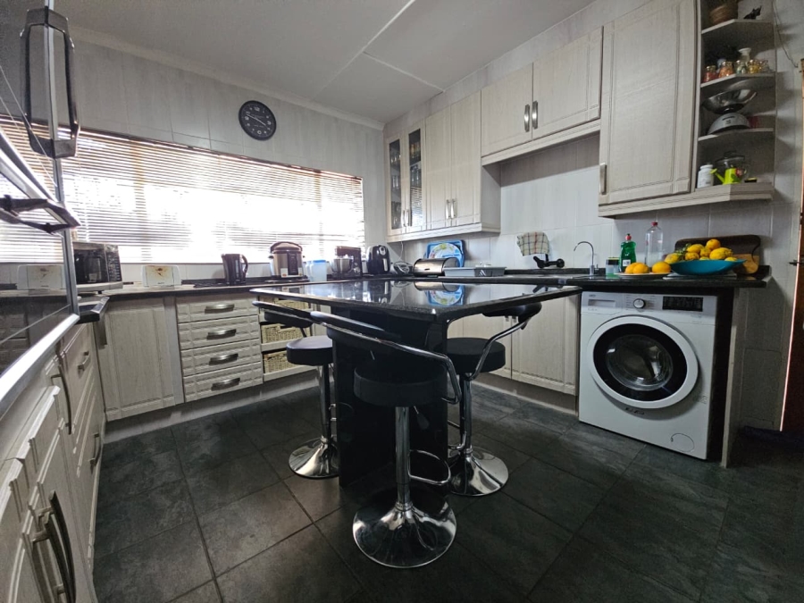 4 Bedroom Property for Sale in Lennoxton KwaZulu-Natal