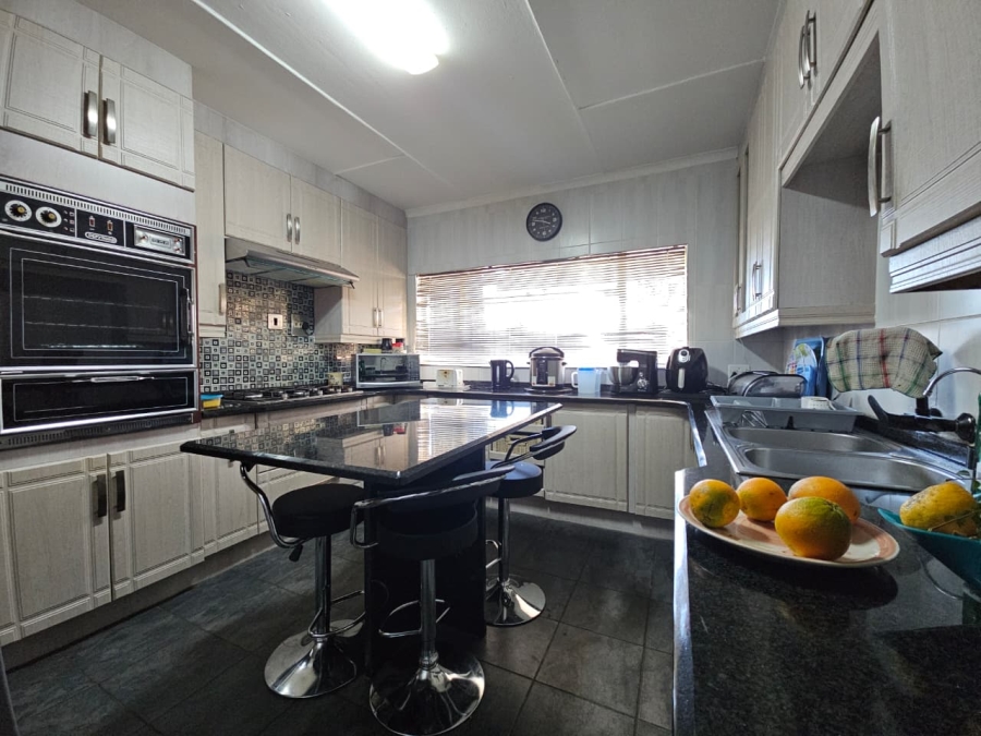 4 Bedroom Property for Sale in Lennoxton KwaZulu-Natal