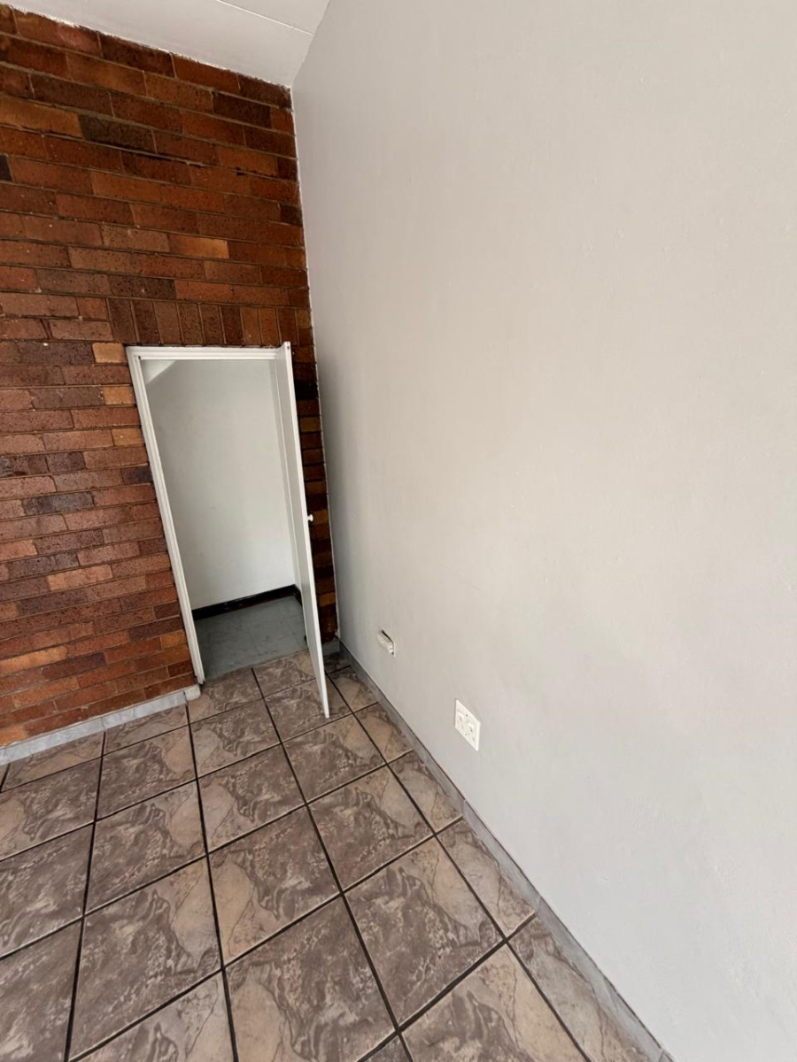 2 Bedroom Property for Sale in Huttenheights KwaZulu-Natal