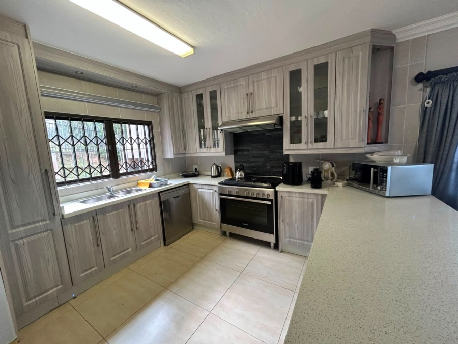 6 Bedroom Property for Sale in Leisure Bay KwaZulu-Natal