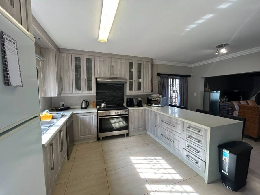 6 Bedroom Property for Sale in Leisure Bay KwaZulu-Natal
