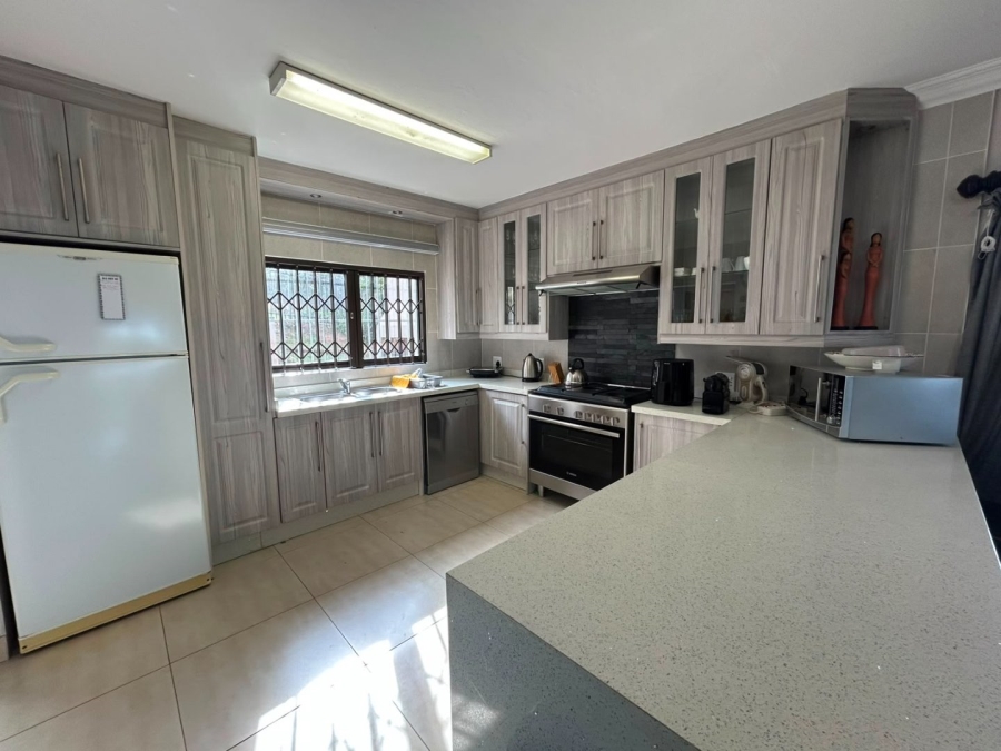 6 Bedroom Property for Sale in Leisure Bay KwaZulu-Natal
