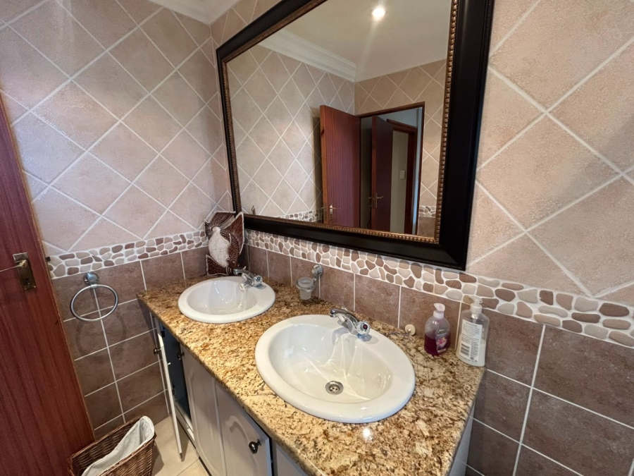 6 Bedroom Property for Sale in Leisure Bay KwaZulu-Natal