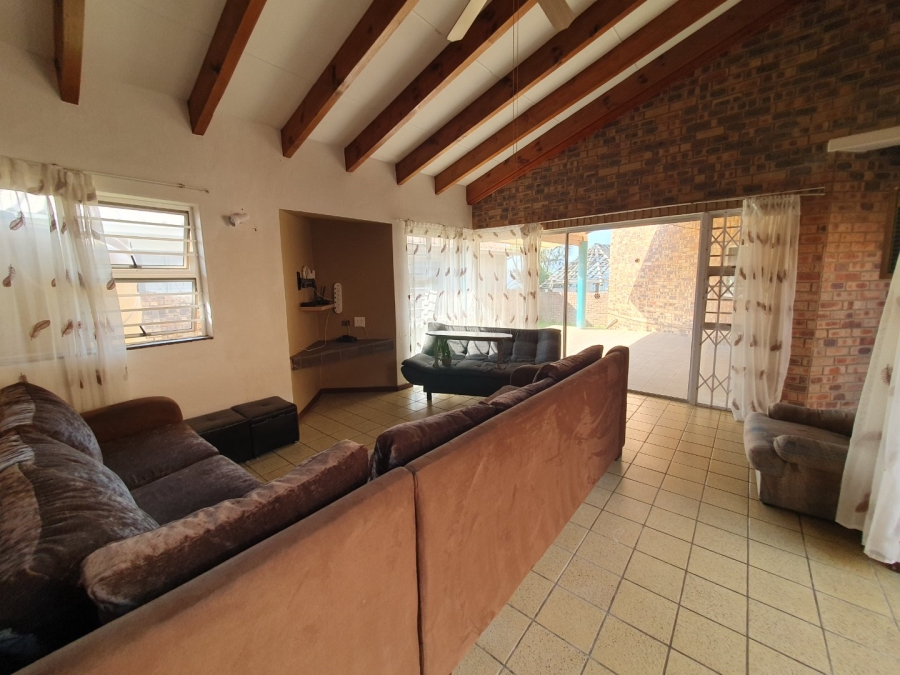 8 Bedroom Property for Sale in Port Edward KwaZulu-Natal