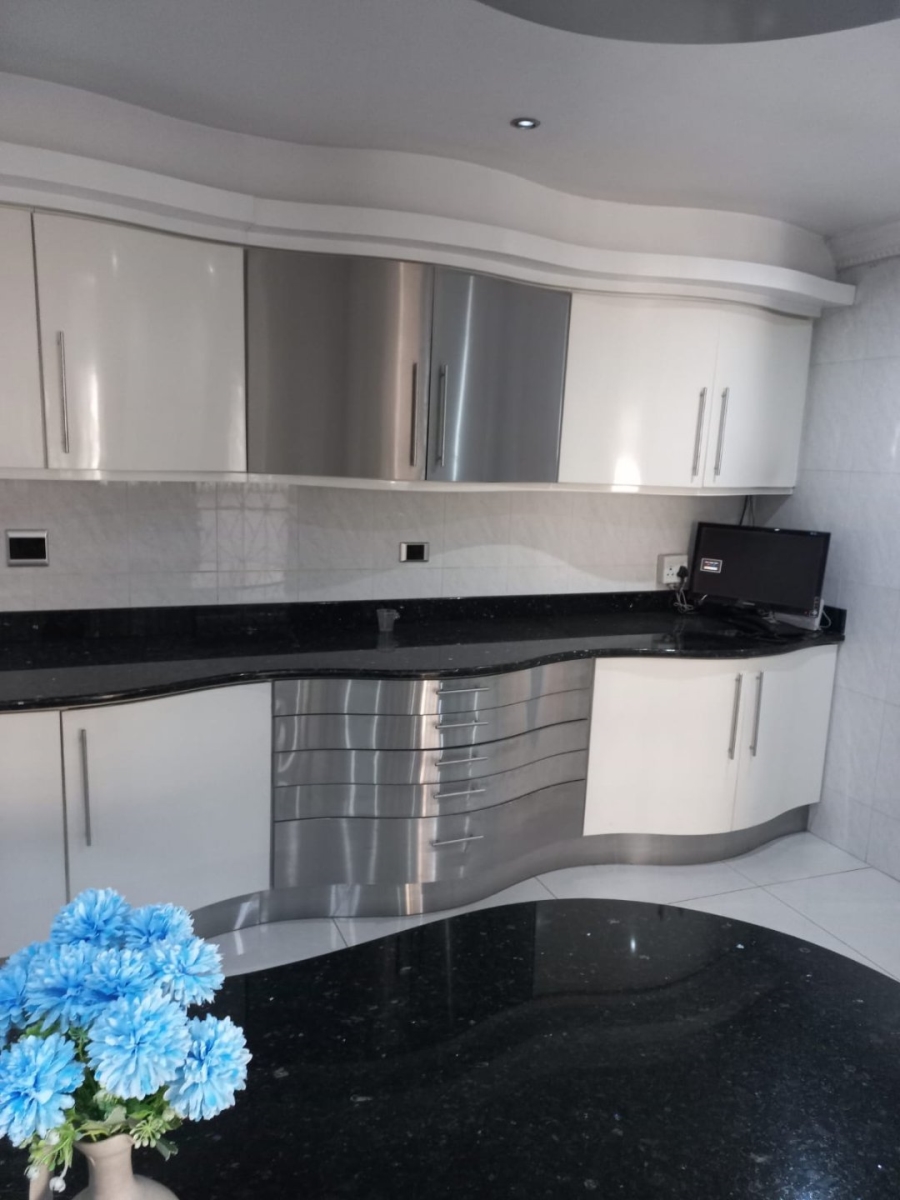 5 Bedroom Property for Sale in Parkgate KwaZulu-Natal