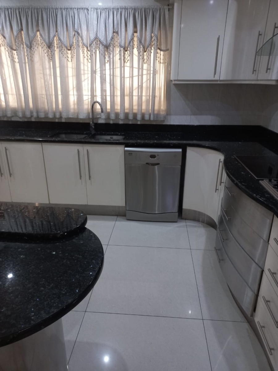 5 Bedroom Property for Sale in Parkgate KwaZulu-Natal