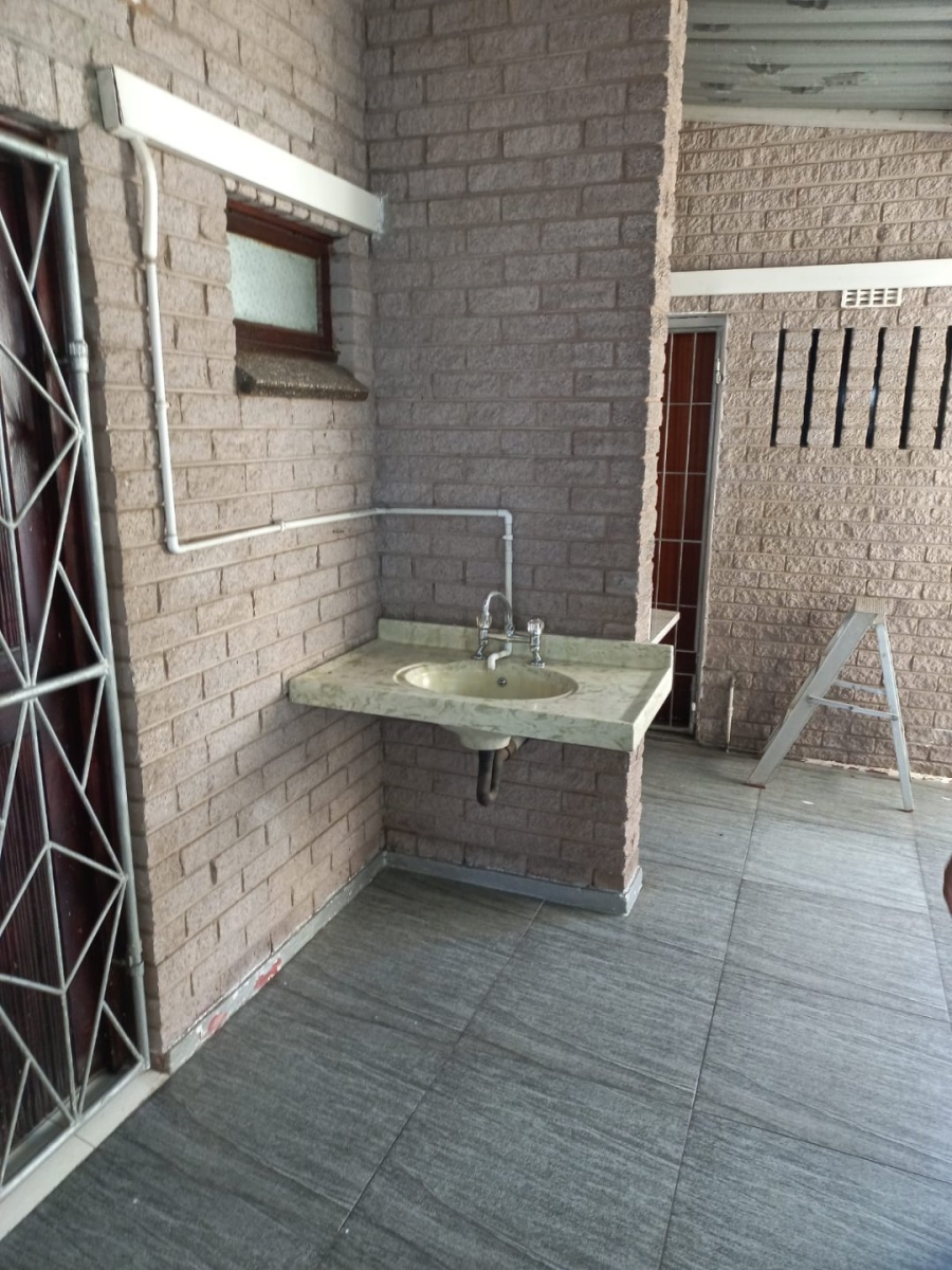 5 Bedroom Property for Sale in Parkgate KwaZulu-Natal