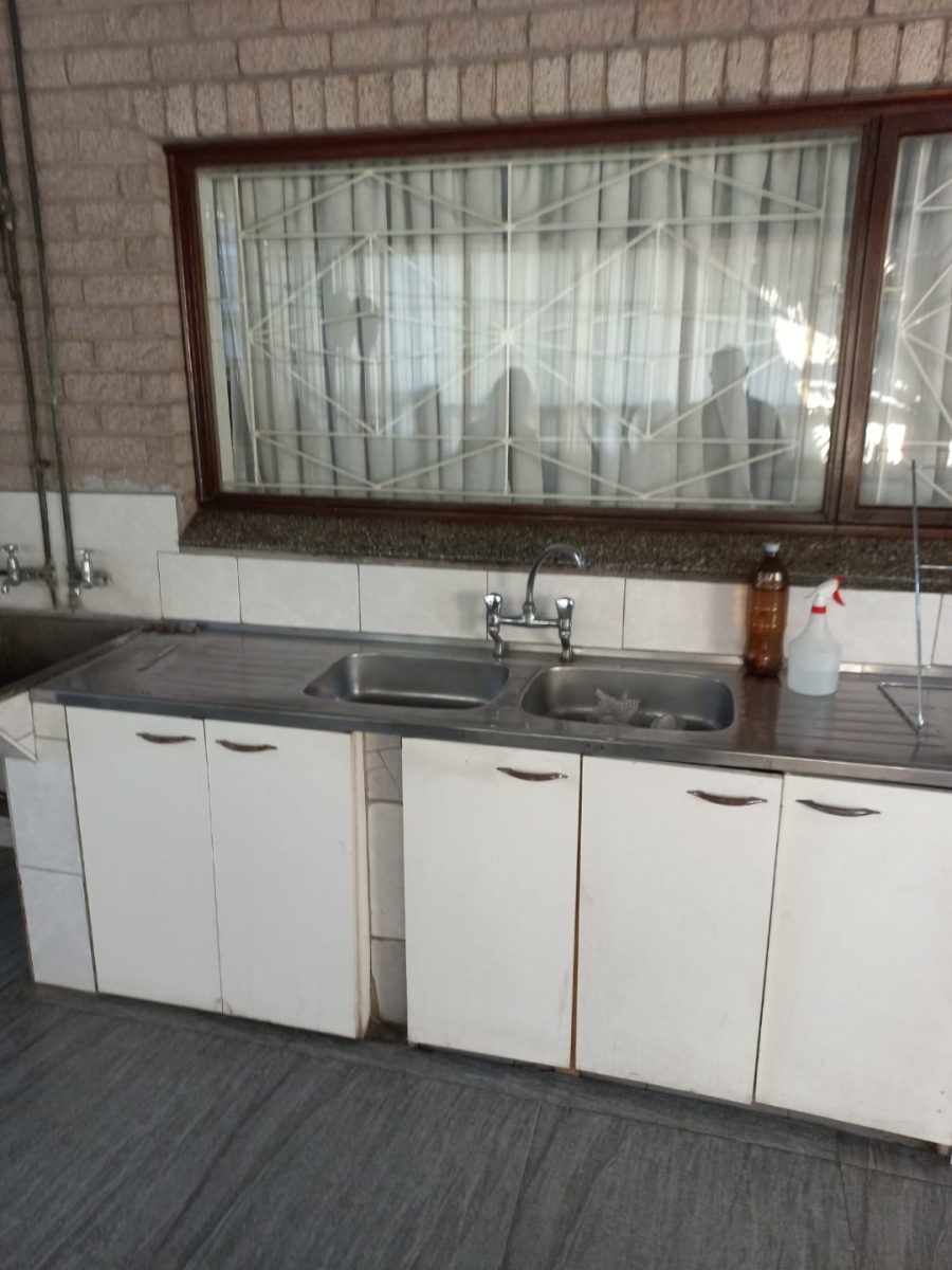 5 Bedroom Property for Sale in Parkgate KwaZulu-Natal