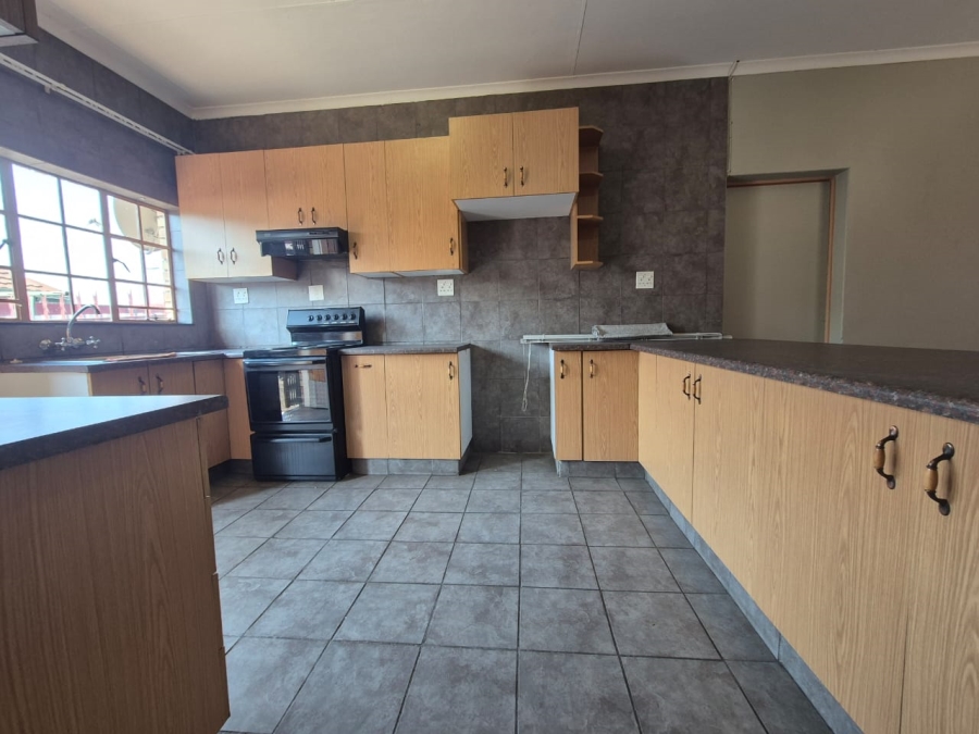 5 Bedroom Property for Sale in Pioneer Park KwaZulu-Natal