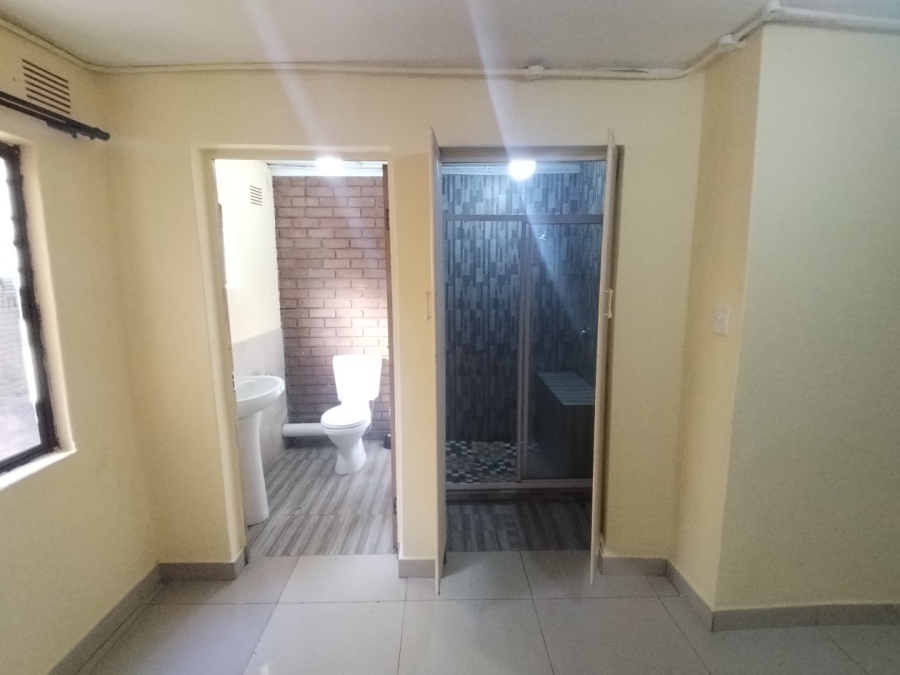 To Let 1 Bedroom Property for Rent in Uvongo KwaZulu-Natal