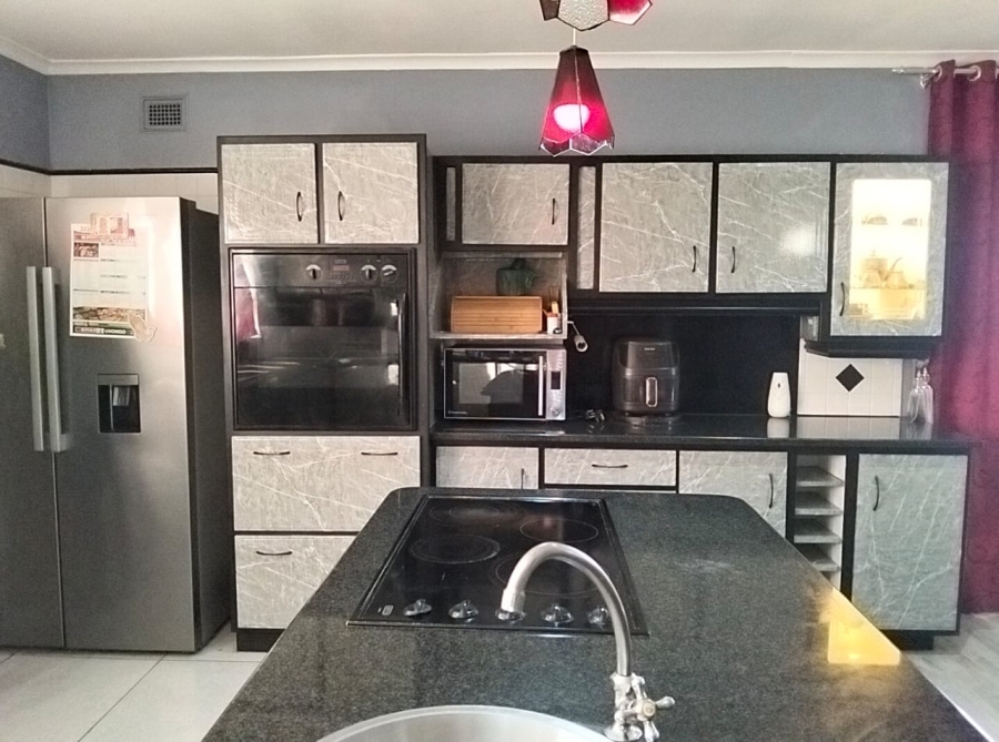 4 Bedroom Property for Sale in Queensburgh KwaZulu-Natal