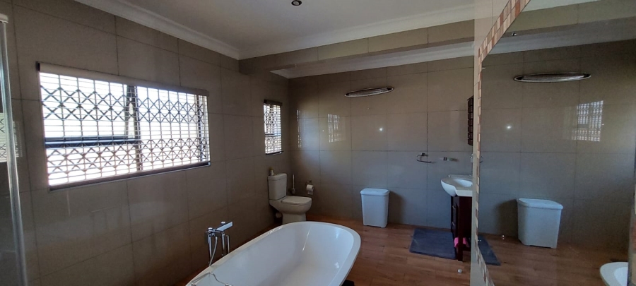 5 Bedroom Property for Sale in Signal Hill KwaZulu-Natal
