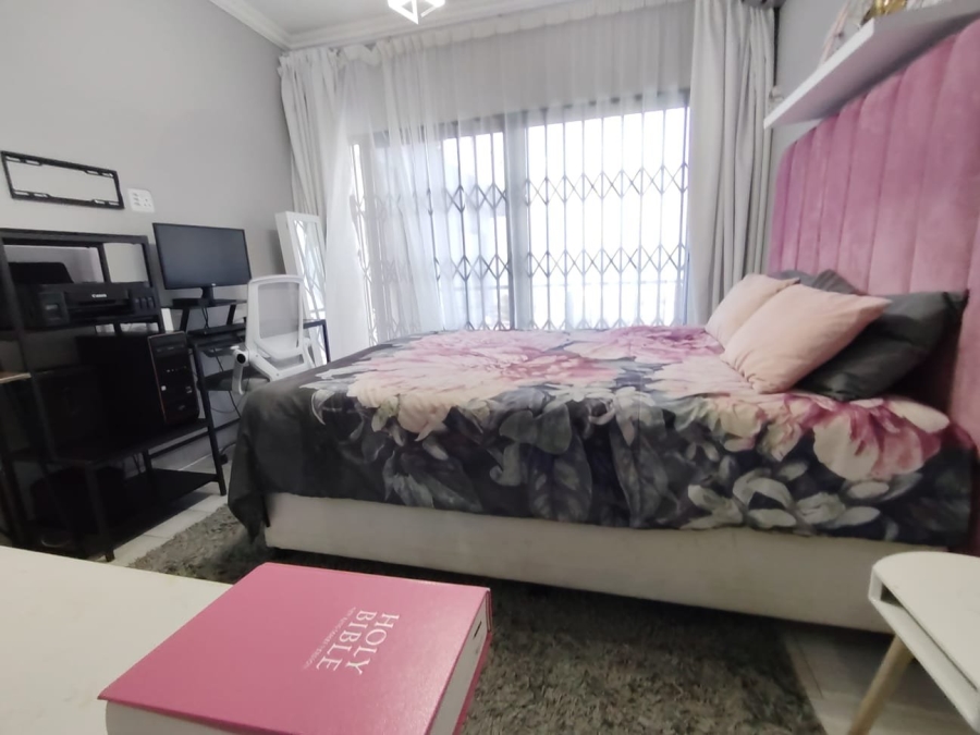 5 Bedroom Property for Sale in Ocean View KwaZulu-Natal