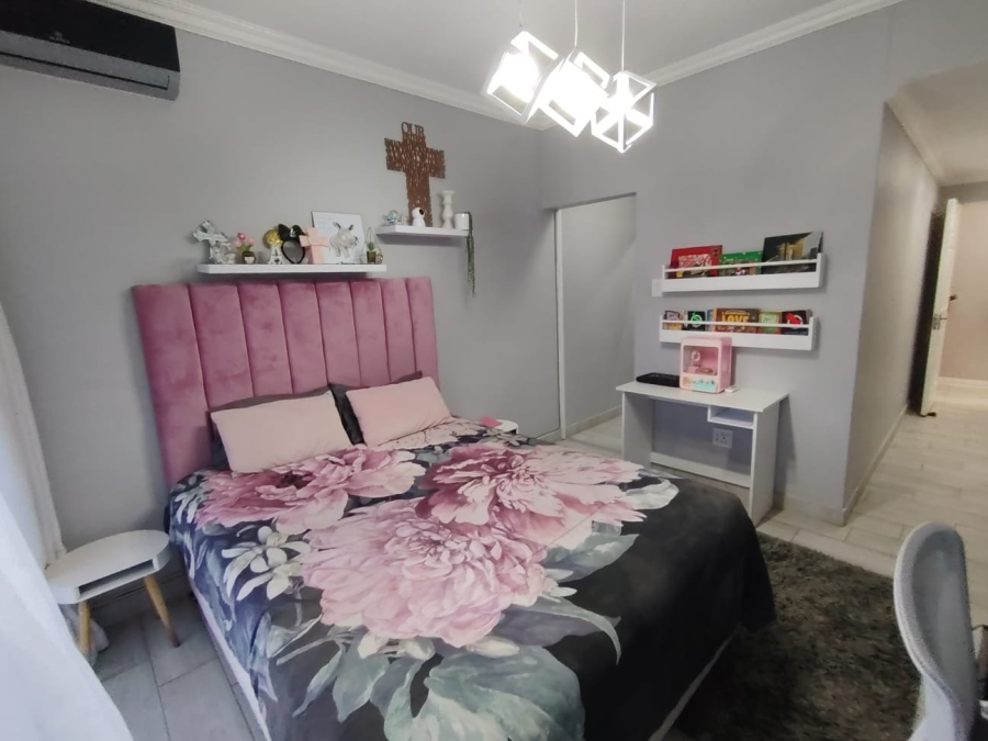 5 Bedroom Property for Sale in Ocean View KwaZulu-Natal