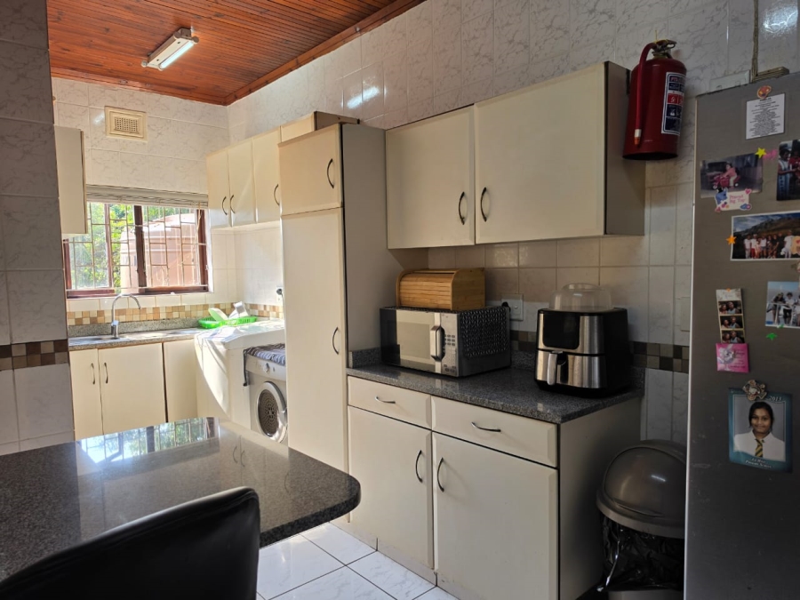 5 Bedroom Property for Sale in Umtentweni KwaZulu-Natal