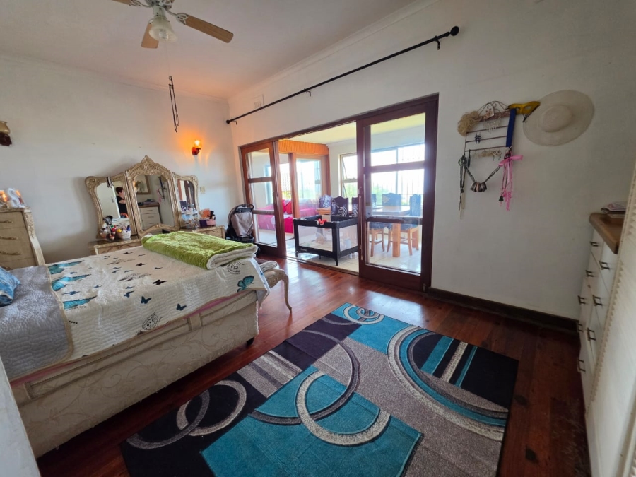 5 Bedroom Property for Sale in Umtentweni KwaZulu-Natal