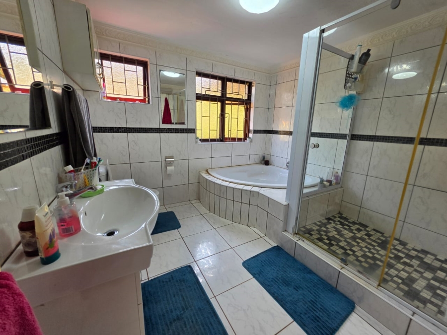 5 Bedroom Property for Sale in Umtentweni KwaZulu-Natal