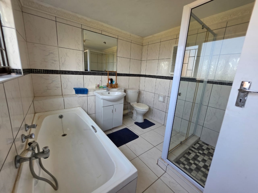 5 Bedroom Property for Sale in Umtentweni KwaZulu-Natal