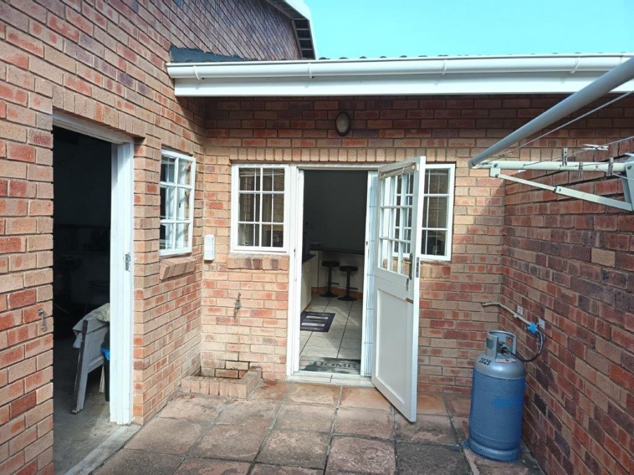 3 Bedroom Property for Sale in Umtentweni KwaZulu-Natal