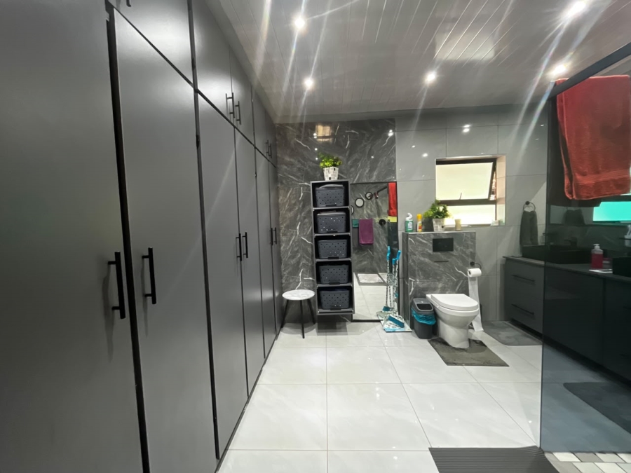 4 Bedroom Property for Sale in Aviary Hill KwaZulu-Natal