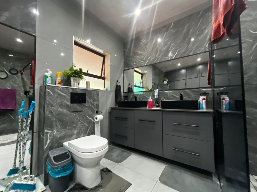 4 Bedroom Property for Sale in Aviary Hill KwaZulu-Natal