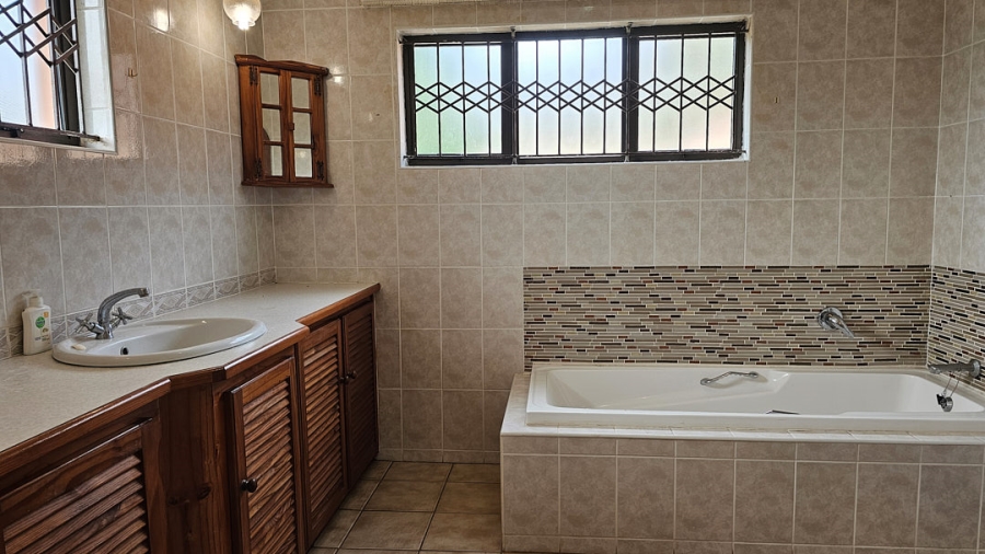 5 Bedroom Property for Sale in Shelly Beach KwaZulu-Natal