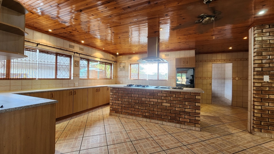 6 Bedroom Property for Sale in Pumula KwaZulu-Natal