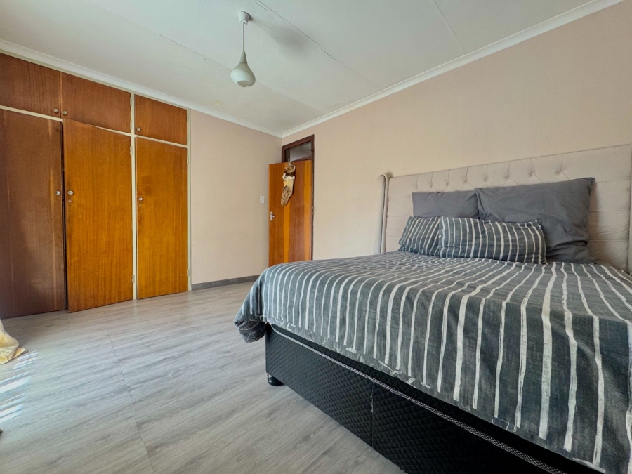 6 Bedroom Property for Sale in Amiel Park KwaZulu-Natal