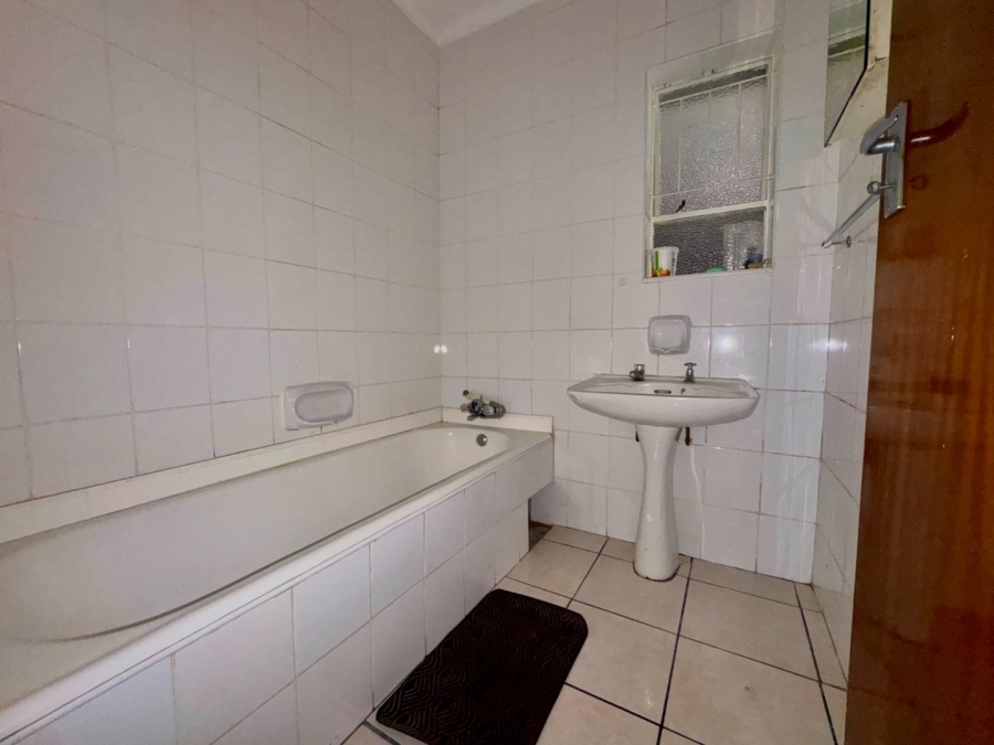 6 Bedroom Property for Sale in Amiel Park KwaZulu-Natal