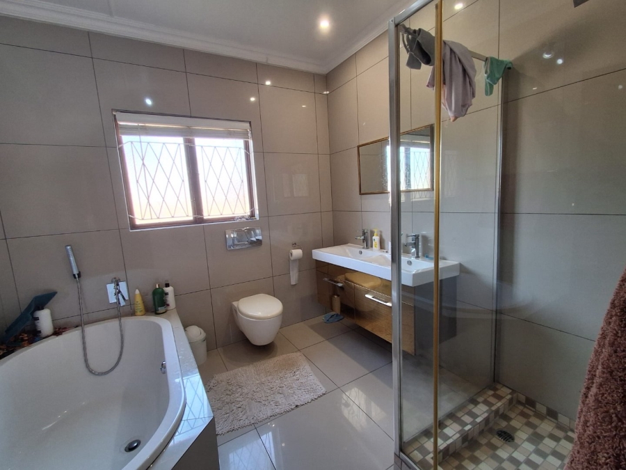 3 Bedroom Property for Sale in Umtentweni KwaZulu-Natal