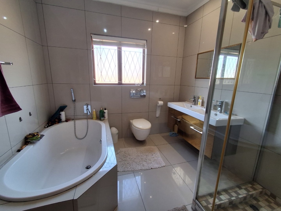 3 Bedroom Property for Sale in Umtentweni KwaZulu-Natal